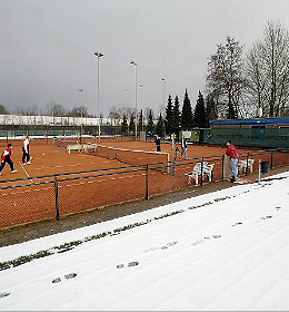 Met Aquacourt® baanverwarming het hele jaar door tennissen op gravel